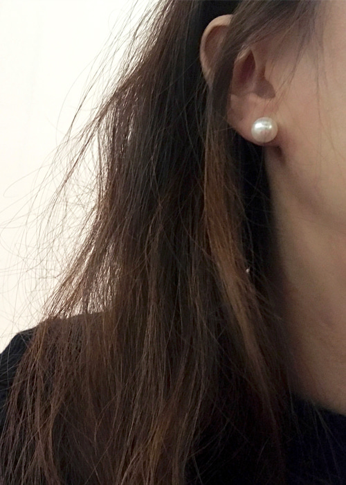 Simple pearl earring